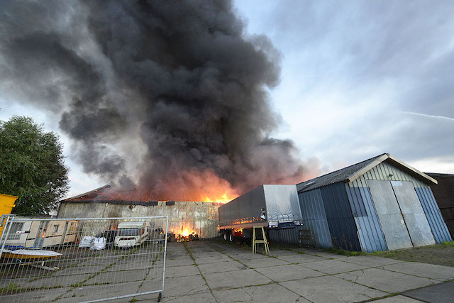 2017/172/20170828-06u45 GB 067 Zeer grote brand Raasdorperweg.jpg